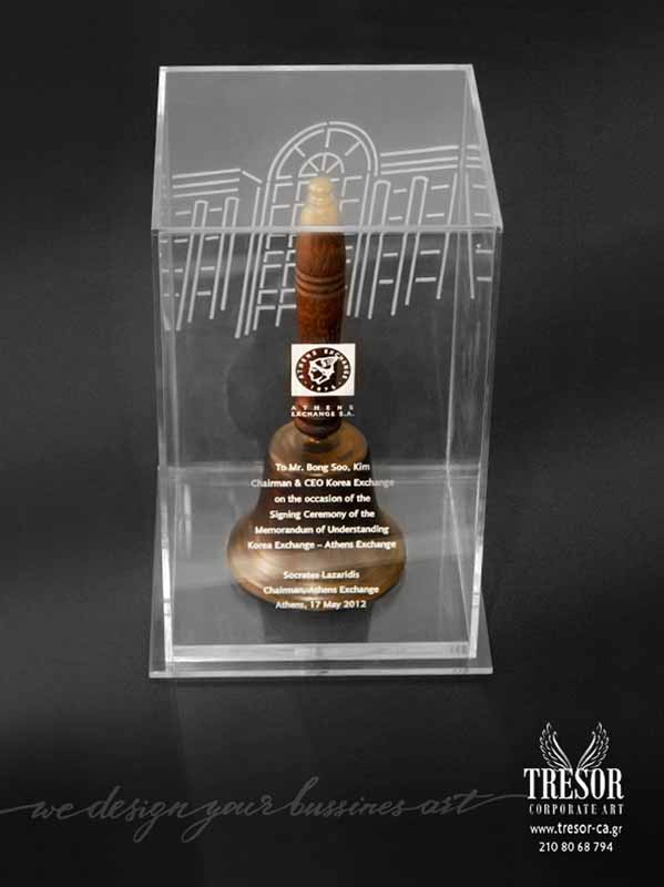 Tresor Corporate Art Καθρέπτης Κοπή πλεξιγκλας με laser Εγχρωμο plexiglass Χάραξη σε πλαστικό Ονομαστικά δώρα Πρωτότυπα βραβεία Φωτογραφία